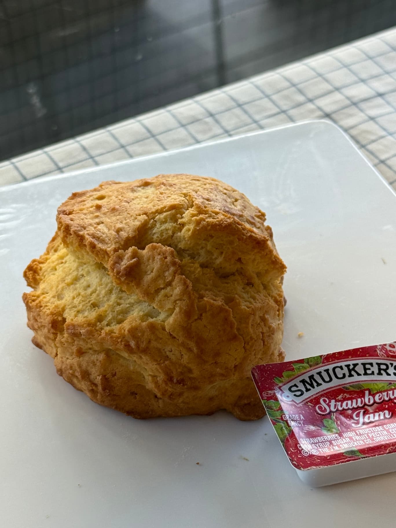 플레인 스콘 + 딸기잼